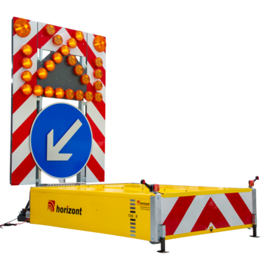 Na tovornjaku nameščen blažilnik trkov v kombinaciji z opozorilno tablo za zaprtje vozišča