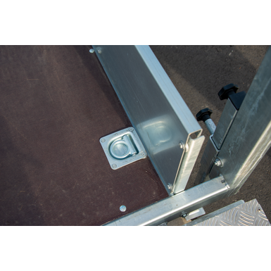 Pritrdišče za privezovanje tovora, vgrajeno v tla tovornega prostora FA1 in FA2